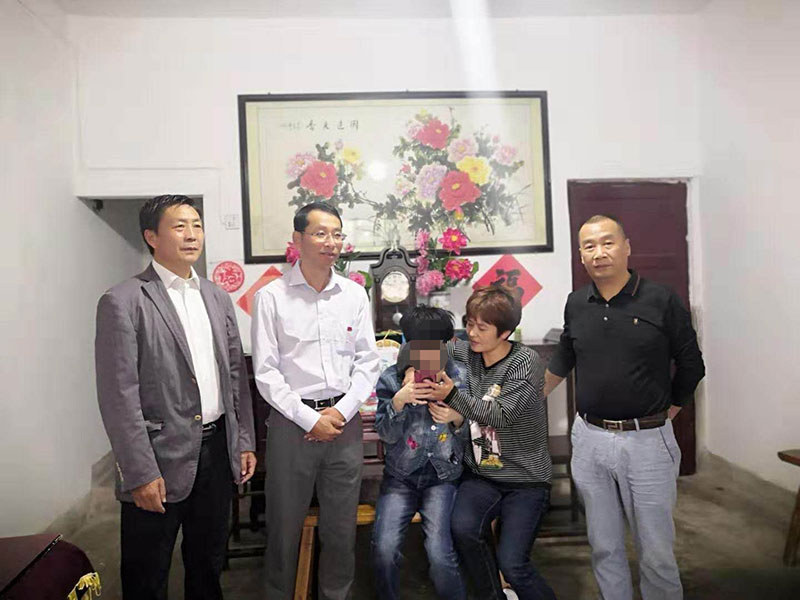 主題教育正當(dāng)時 志愿服務(wù)暖民心——區(qū)城建投公司黨支部開展志愿服務(wù)、點(diǎn)亮“微心愿”黨日活動
