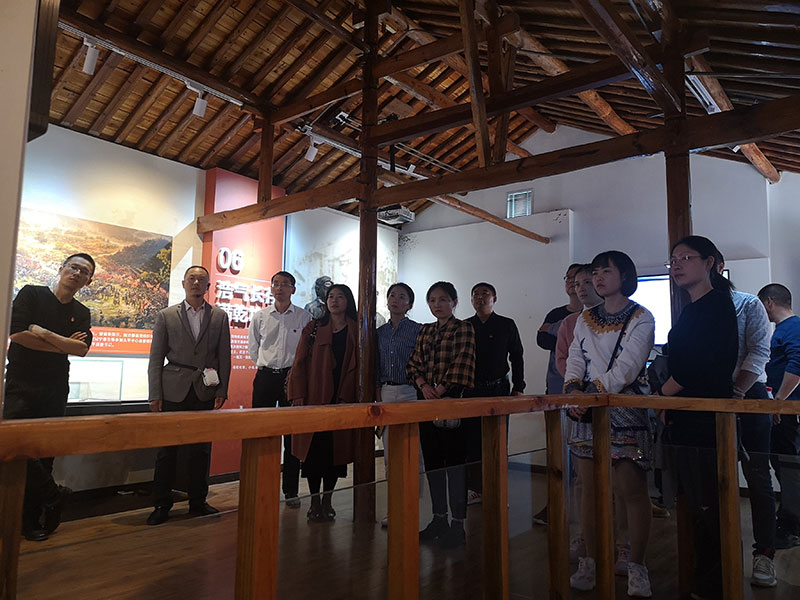 區(qū)城建投黨支部開展革命傳統(tǒng)教育“緬懷先烈、重溫誓詞”主題黨日活動(dòng)