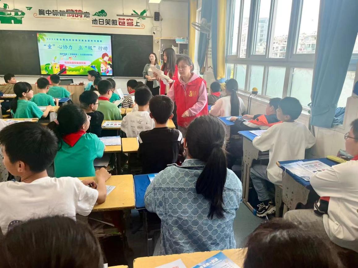 “攜手共筑美好家園”——開展垃圾分類宣傳、小區(qū)衛(wèi)生整治志愿者活動