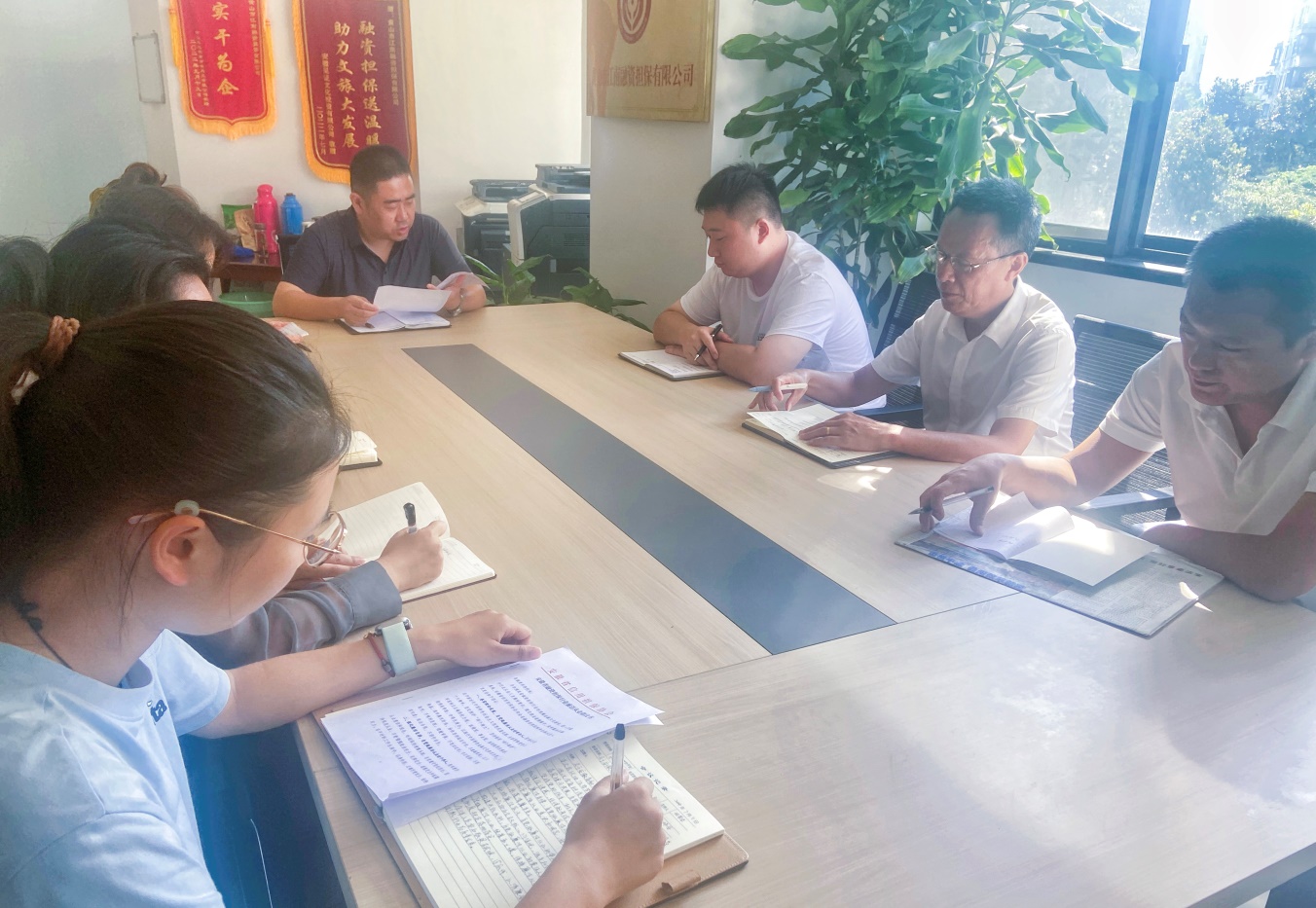 風(fēng)清氣正 廉潔從業(yè)——江南擔(dān)保公司召開黨紀學(xué)習(xí)教育會